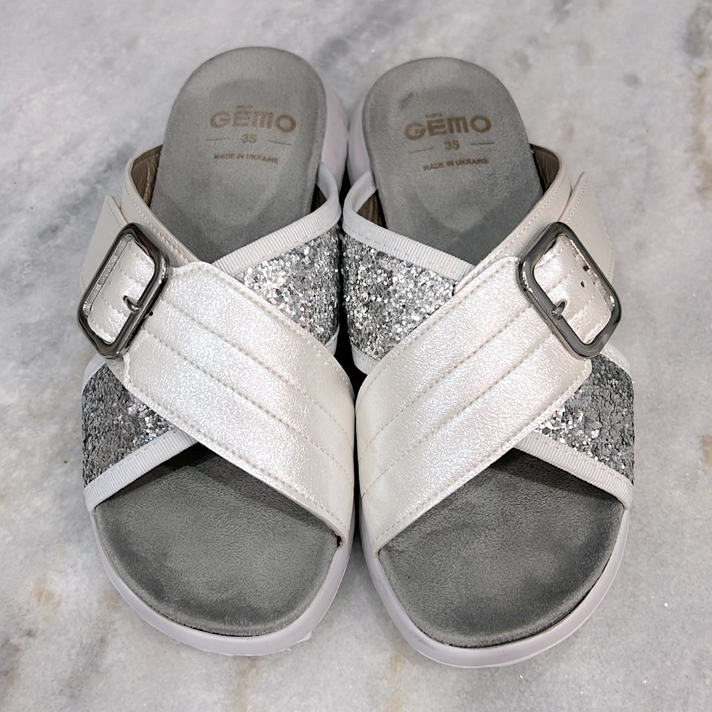 GEMO Pearlized Silver Glitter Buckle Strap Slip On